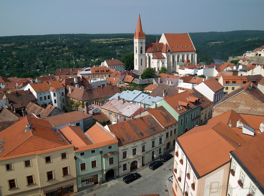 Mikulassky kostel a stare Znojmo.JPG